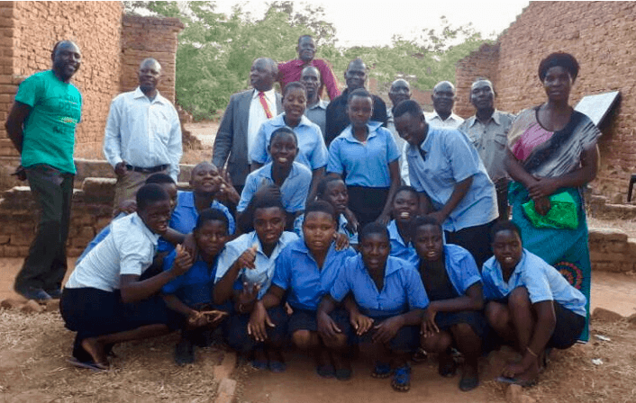 Volunteering in Malawi - a group of school children who volunteer